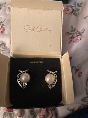 Sarah Coventry Silver-Tone Leaf Earrings w/Cream Pearls ClipOn 7318Natures Pearl